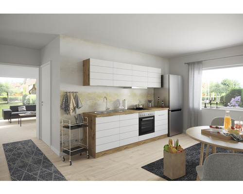 Světlá kuchyň s kuchyňskou linkou, jídelním stolem a výhledem do obývacího pokoje.