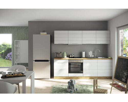 Světlá kuchyně s bílými skříňkami, kuchyňským stolem a židlí