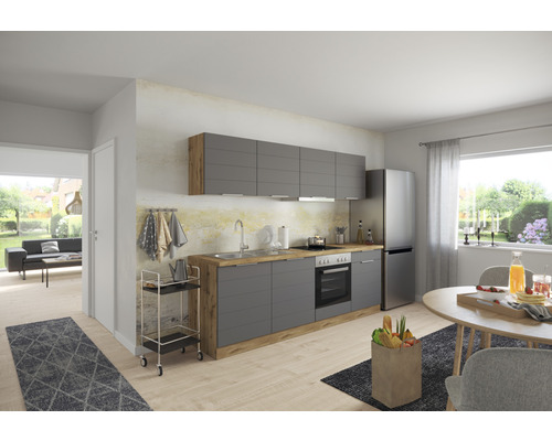 Světlá kuchyně s šedými skříňkami a dřevěnou pracovní deskou, včetně jídelního stolu a výhledu do obývacího pokoje