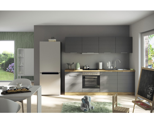 Moderní kuchyně se šedými skříňkami, chladničkou a jídelním stolem v jasném pokoji.