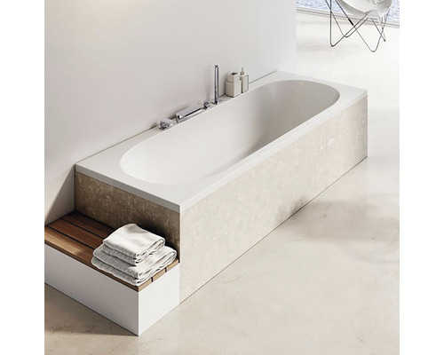 Vestavěná vana s armaturami a ručníky v koupelně