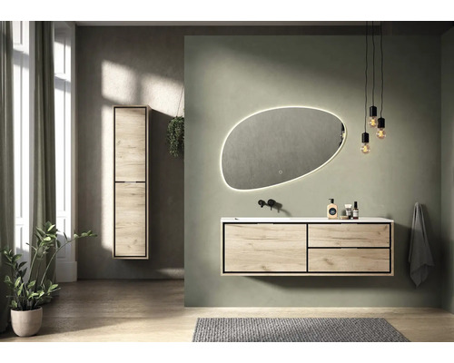 Moderní koupelna s umyvadlem, zrcadlovou skříňkou a osvětleným zrcadlem