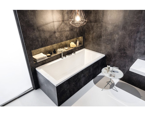 Moderní koupelna s vanou, odkládací plochou a dekorativními předměty