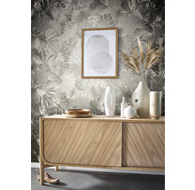 Obývací pokoj s květinovou tapetou, komoda, dekorace a obraz