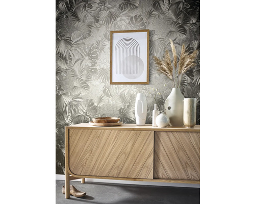 Obývací pokoj s květinovou tapetou, komoda, dekorace a obraz