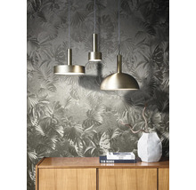 Tři závěsné lampy v místnosti s botanickou tapetou a dřevěnou skříní