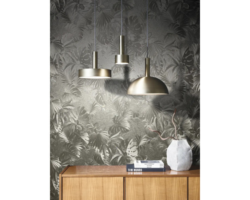 Tři závěsné lampy v místnosti s botanickou tapetou a dřevěnou skříní