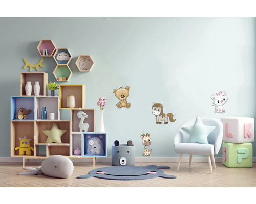 Světlý dětský pokoj s regály, hračkami a samolepkami na zeď