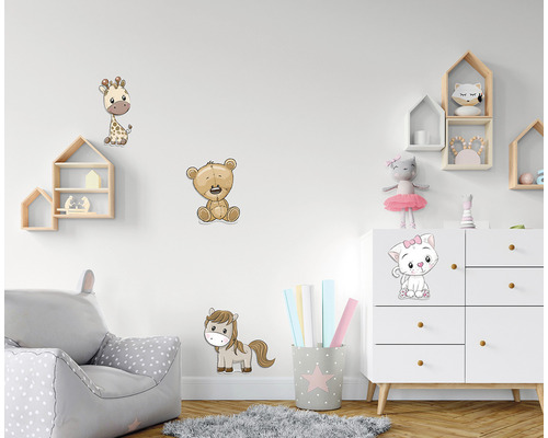 Dekorativní nástěnné samolepky se zvířecími motivy v dětském pokoji.