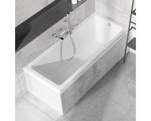 Obdélníková vana s baterií ve světlé koupelně