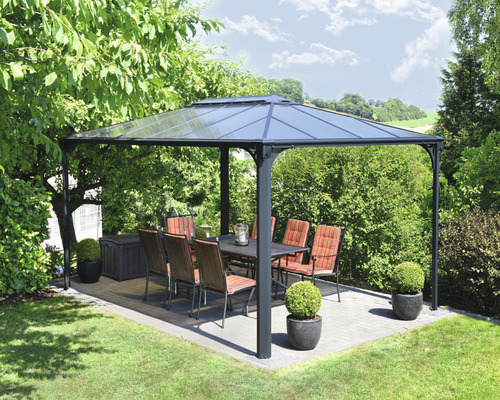 Altán s stolem a židlemi na zahradě.