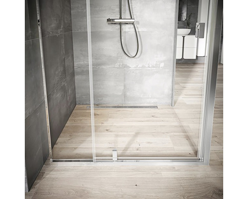 Sprchový kout se sprchovou armaturou a podlahovým odtokem v moderní koupelně