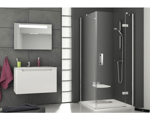 Moderní koupelna se sprchovým koutem, skříňkou pod umyvadlo a zrcadlem