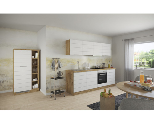 Světlá kuchyň s kuchyňskou skříňkou, kuchyňskou linkou a jídelním stolem