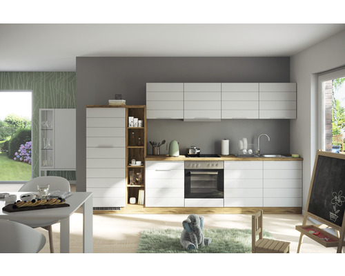 Moderní kuchyně s bílými skříňkami a dřevěnými prvky, jídelní kout se stolem a židlemi.