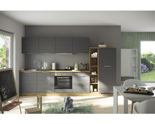 Moderní kuchyně se šedými čely a dřevěnými prvky ve světlé místnosti.