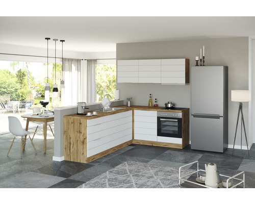 Moderní kuchyně se světlými čely, pracovní deskou se vzhledem dřeva a nerezovou chladničkou