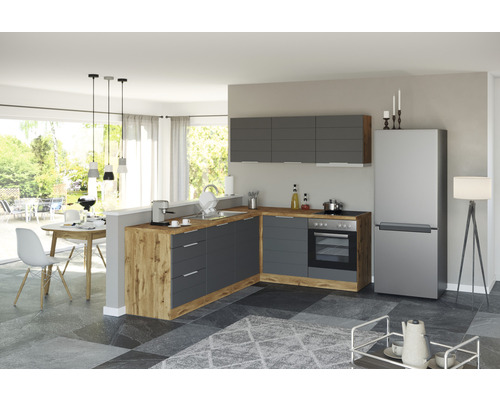 Světlá obytná kuchyně se šedými kuchyňskými skříňkami, dřevěnými pracovními deskami a jídelním koutem.