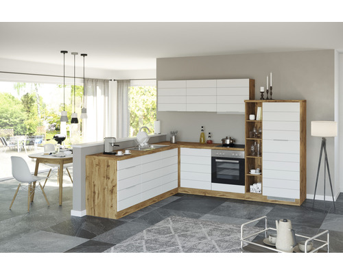 Moderní kuchyně s bílými skříňkami a dřevěnými prvky, včetně jídelního stolu a židlí.