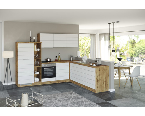 Světlá kuchyně s dřevěnou pracovní deskou a bílými skříňkami