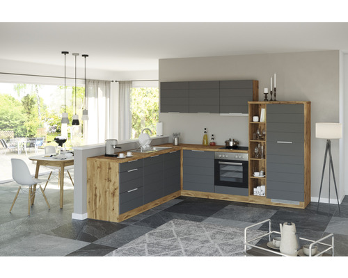 Moderní kuchyně s šedými skříňkami a dřevěnými pracovními deskami ve světlém pokoji.