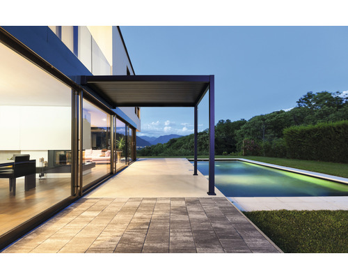 Moderní terasa s pergolou, bazénem a panoramatickým výhledem