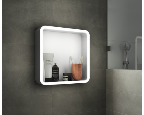 Osvětlená koupelnová kostka s kosmetikou na zdi