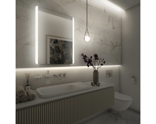 Koupelna s umyvadlem, zrcadlem, lampou a toaletou