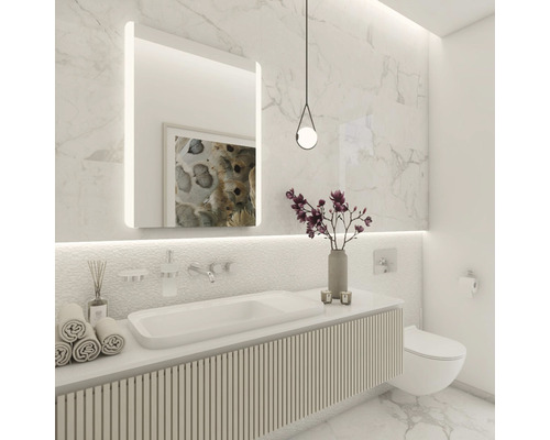 Moderní koupelna s umyvadlem, zrcadlem, lampou a toaletou.