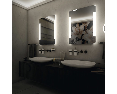 Moderní koupelna se dvěma umyvadly na tmavé skříňce a osvětlenými zrcadly