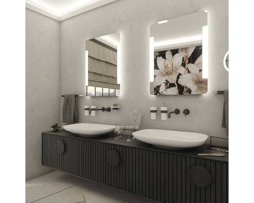 Koupelna s dvojitým umyvadlem, osvětlenými zrcadly a tmavou spodní skříňkou