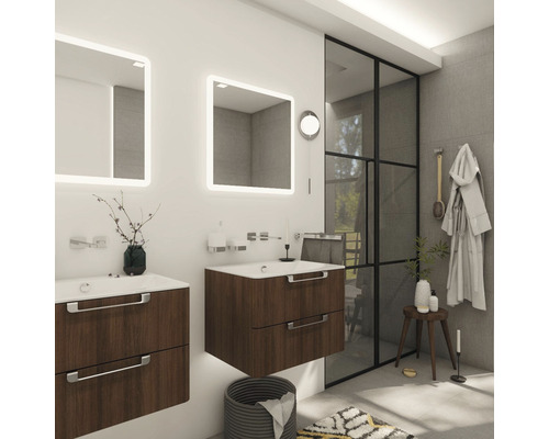 Koupelna s umyvadly, zrcadly a sprchovou stěnou