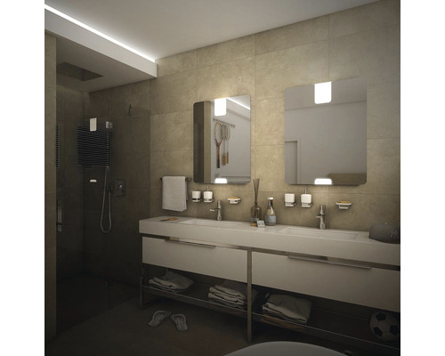 Koupelna s dvojitým umyvadlem, zrcadly a sprchou