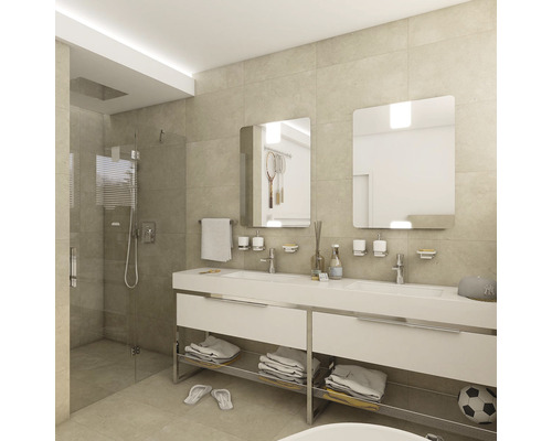 Světlá koupelna se sprchou, umyvadly, zrcadly a úložnými policemi na ručníky.