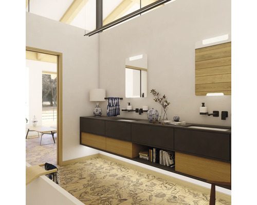 Světlá koupelna s umyvadlem, zrcadly a dekorativní podlahou