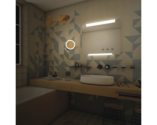 Koupelna s umyvadlem, zrcadlem a geometrickými obklady