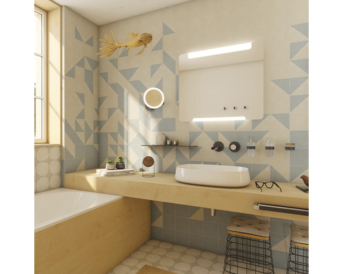 Moderní koupelna s umyvadlem, zrcadlem a ozdobnou rybou