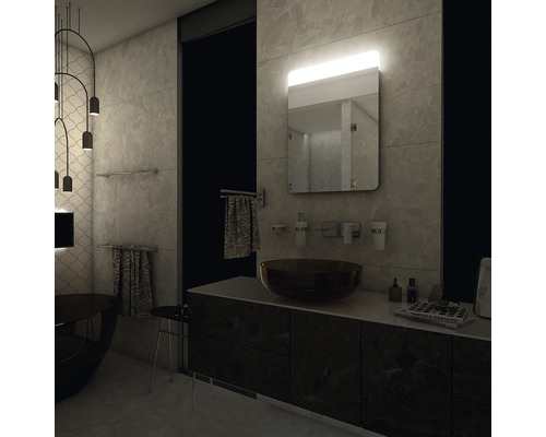 Moderní koupelna s umyvadlem, zrcadlem s osvětlením a vanou