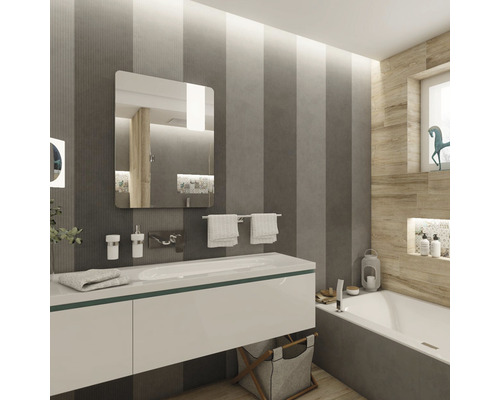 Světlá koupelna s umyvadlem, zrcadlem a vanou