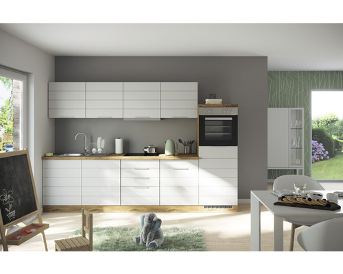 Moderní kuchyně s bílými skříňkami a pracovní deskou s dřevěným vzhledem.