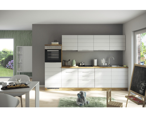 Světlá kuchyně s bílými skříňkami a dřevěnou pracovní deskou pro moderní design kuchyně.