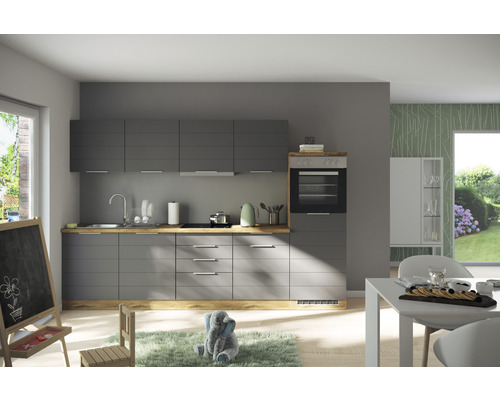 Moderní kuchyně s šedými skříněmi, dřevěnými detaily a jídelním koutem