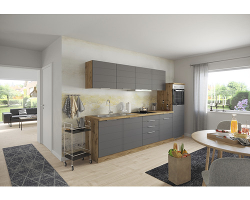 Světlá kuchyně s šedými čely a dřevěnými prvky, včetně jídelního stolu a obývacího prostoru