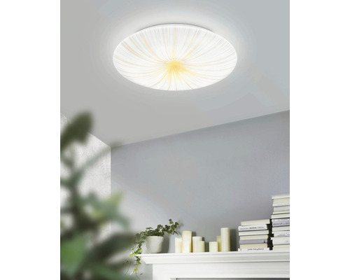 Stropní svítidlo v obývacím pokoji s knihovnou a dekorací