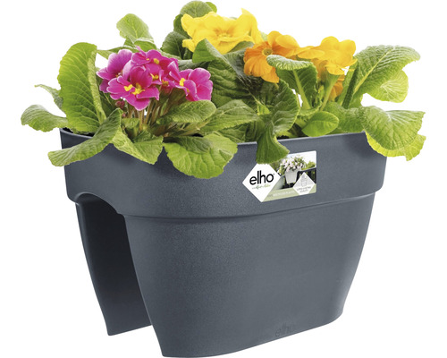 Tmavě šedý balkonový truhlík se sezónní výsadbou.