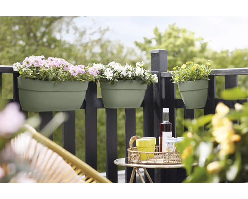 Balkónová scéna s truhlíky na zábradlí a stolem s nápoji