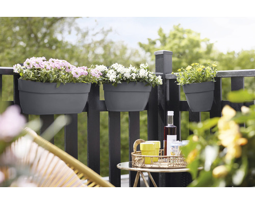 Balkónová scéna s truhlíky na zábradlí a nápoji na stole