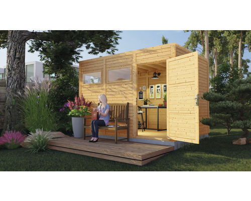 Dřevěný zahradní domek s otevřenými dveřmi, terasou a sedící osobou v zahradě