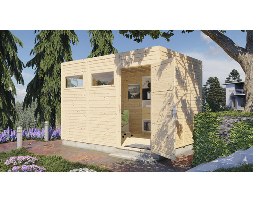 Dřevěný zahradní domek s okny a otevřenými dveřmi v zeleném prostředí