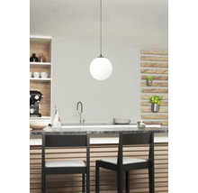 Moderní kuchyně se závěsným svítidlem, dřezem a barovými stoličkami